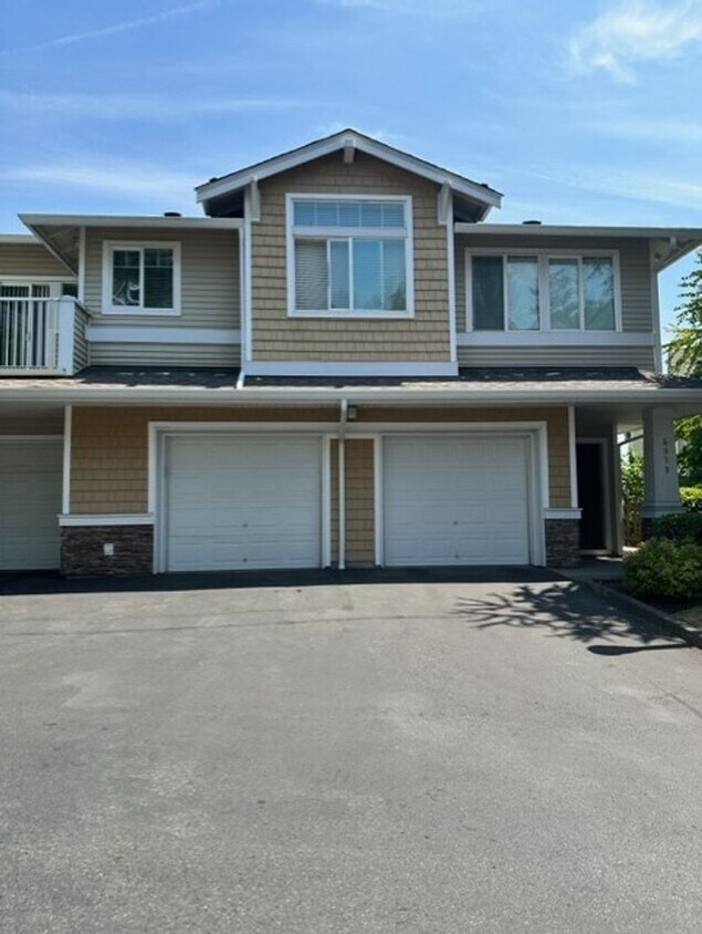 Foto principal - Charming corner 2 bedroom 2 bath with atta...