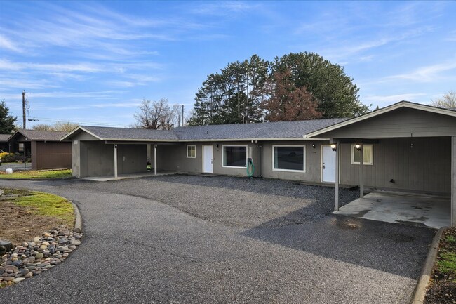 Foto del edificio - LANDSCAPING INCLUDED! Cozy 2 bedroom with HUGE backyard!