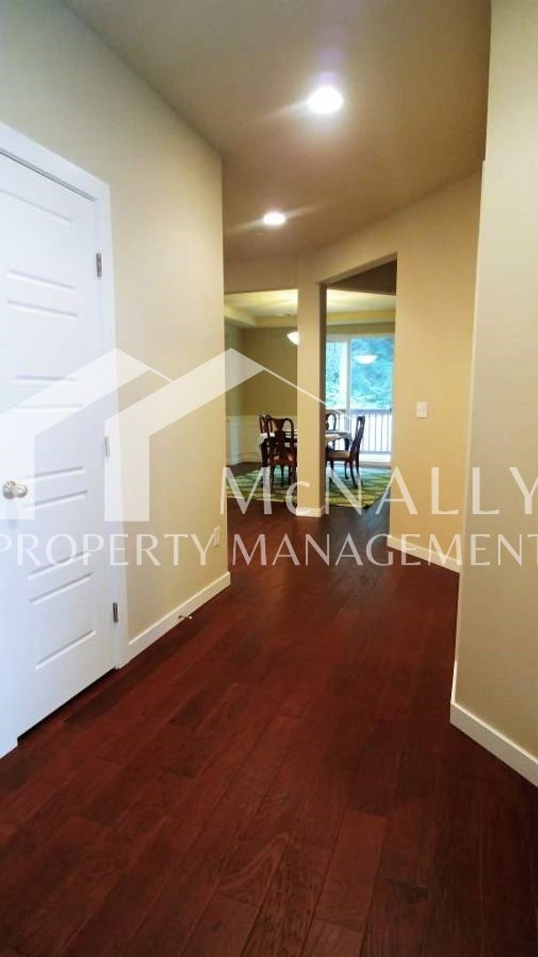 Foto del edificio - Beautiful Furnished Home in University Place