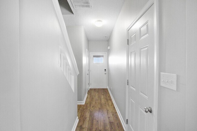 Foto del edificio - Townhome with Screened Porch!