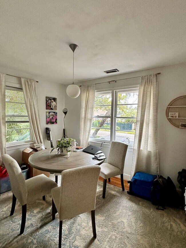 Foto del edificio - 2 Bedroom | 1 Bathroom Home – Downtown Cha...