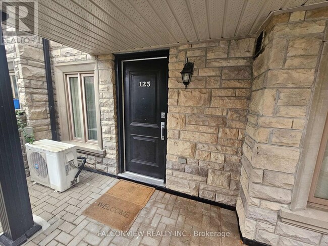 Building Photo - 318 John St.