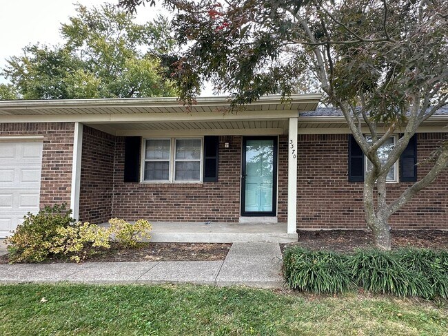 Foto del edificio - COMING SOON! Lovely 3 BR House in Tates Creek! Garage, Fenced Backyard, Pets Ok