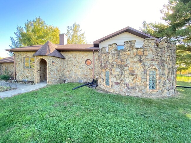 Foto del edificio - Castle Home Available Now