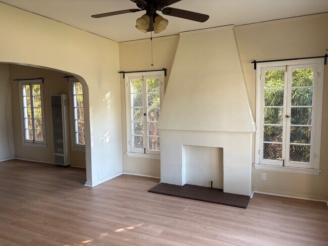 Foto del edificio - 1160 N Raymond Ave