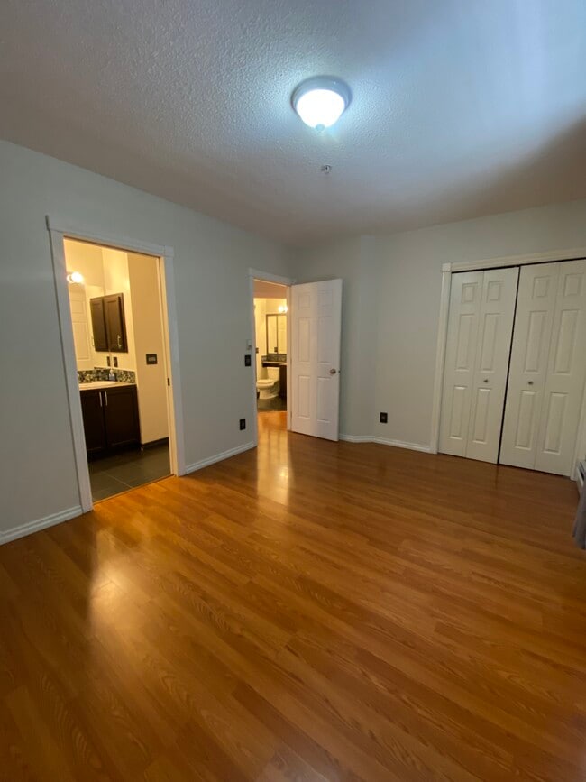 Photo du bâtiment - Cozy 2-Bedroom Condo with Underground Parking in Victoria Park