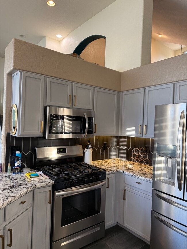 Building Photo - Beautiful Furnished 3 Bedroom/2.5 Bathroom Single Family Home with Flexible Lease terms.