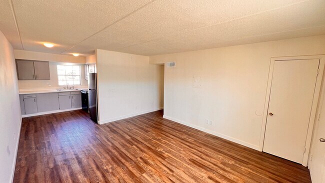 Foto del edificio - Fresh Paint, New Floors, 2/1 Available NOW