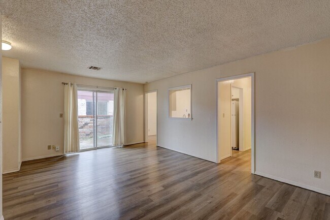 Building Photo - Charming 2-Bedroom Duplex with Garage & Mo...