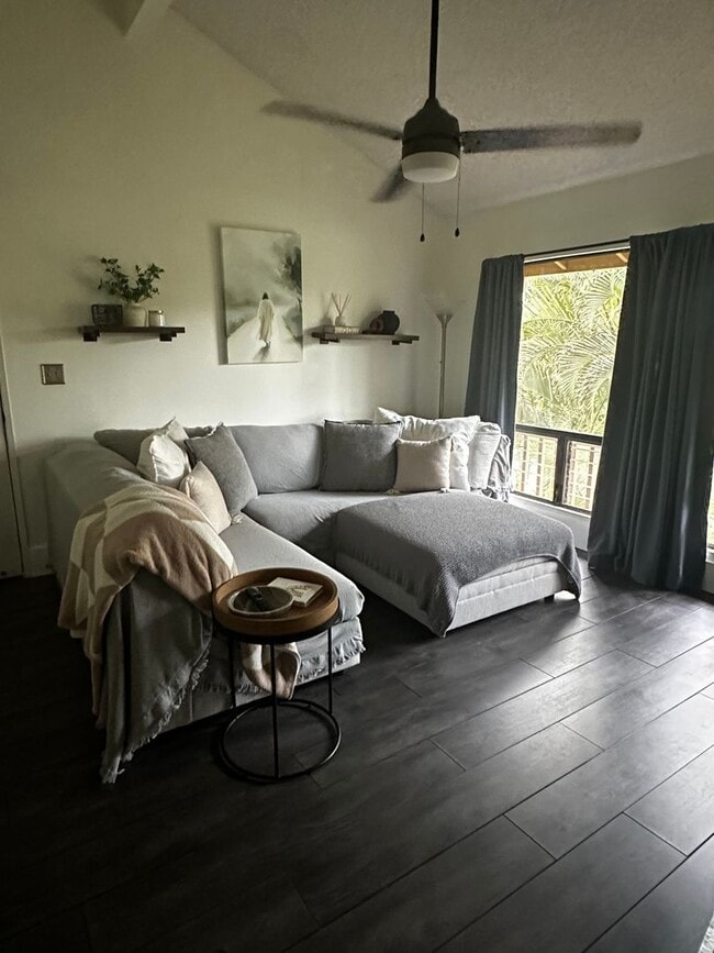 Foto del edificio - $3,500 / Month | 3 Bed / 2 Bath | Haleakala Gardens