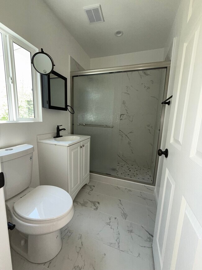 Foto del edificio - 762 1/2 N Ridgewood Pl