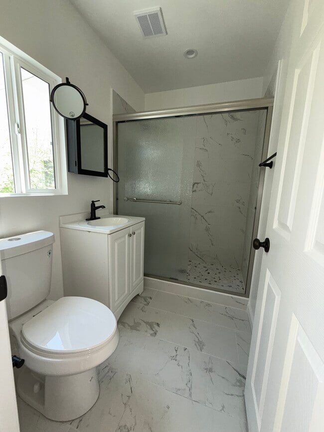 Building Photo - 762 1/2 N Ridgewood Pl