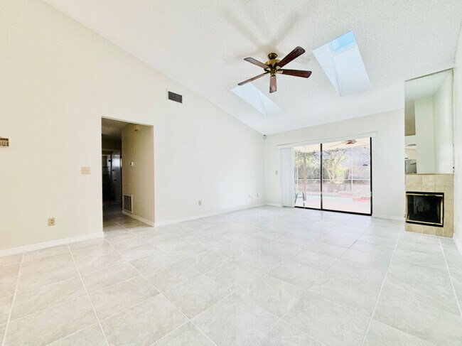 Foto del edificio - 5025 Damson Ct