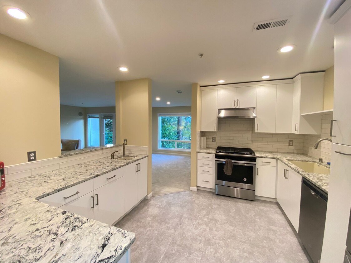 Primary Photo - Spacious 3 Bedroom Condo!!!