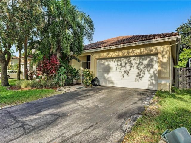 Foto principal - 2495 NW 80th Ave