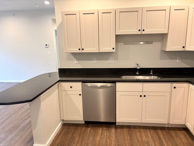 Foto del edificio - Updated end unit condo for rent available now - 3bd 2 bath