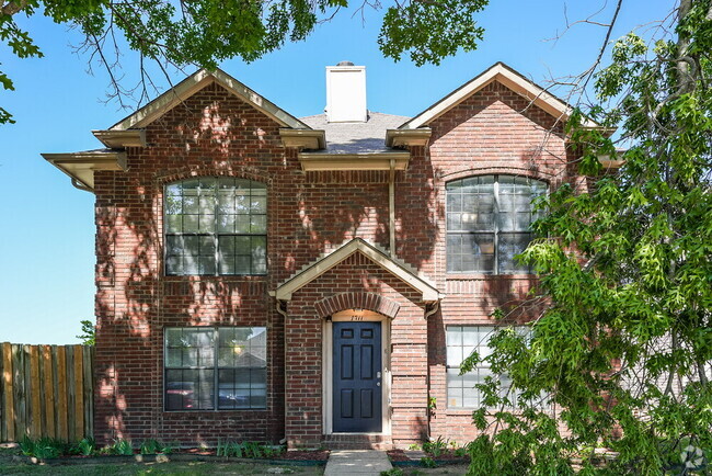 Building Photo - 1711 Bluffview Dr