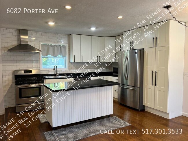 Building Photo - 3-BDR 2-BTH House w/ Office, Den, Fenced Y...
