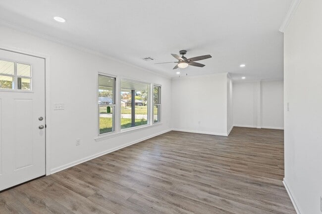 Building Photo - Updated 4/2 in Sulphur!