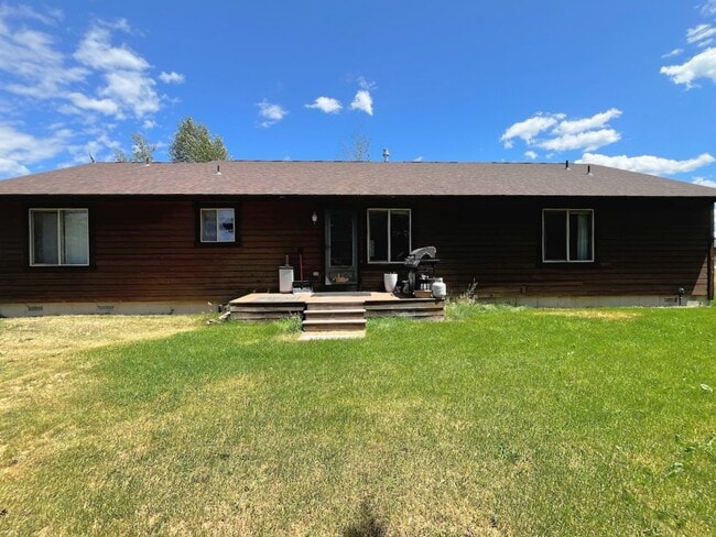 Building Photo - Charming Home with Open Floor Plan & Pet-Friendly Yard – Prime Location!