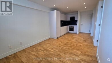 Building Photo - 407-230-230 Oak St