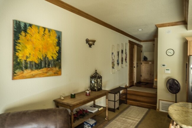 Building Photo - 1 Bedroom Centrally Located Summer Rental