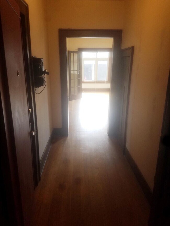 Building Photo - Porter Apartments - Studio + extra room