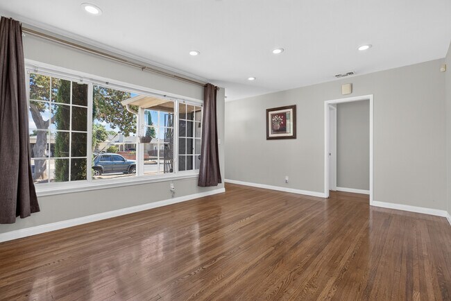 Foto del edificio - 13569 Montague St