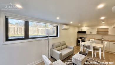 Building Photo - 171 Sloane Av