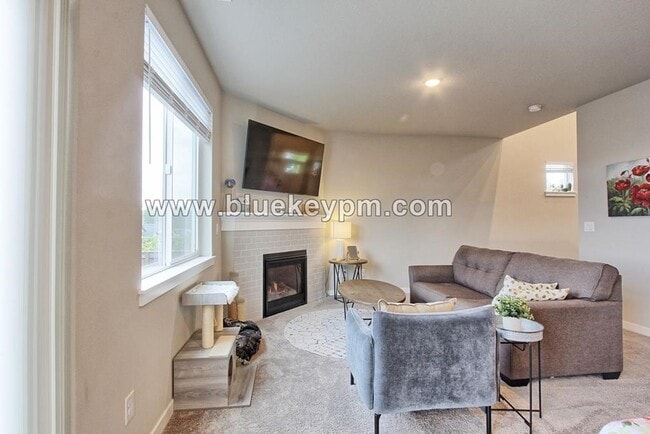 Building Photo - 3 Bed, 2.5 Bath Home in Whipple Creek Vill...