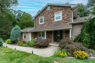 Building Photo - 230 Jacobs Creek Rd