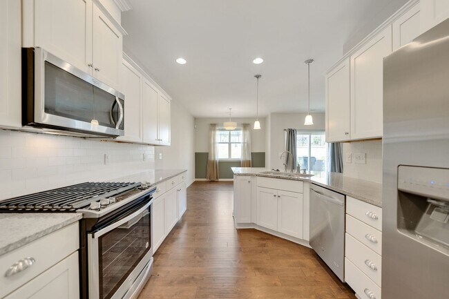 Foto del edificio - Beautiful 3bd/2.5ba Townhouse Available in...