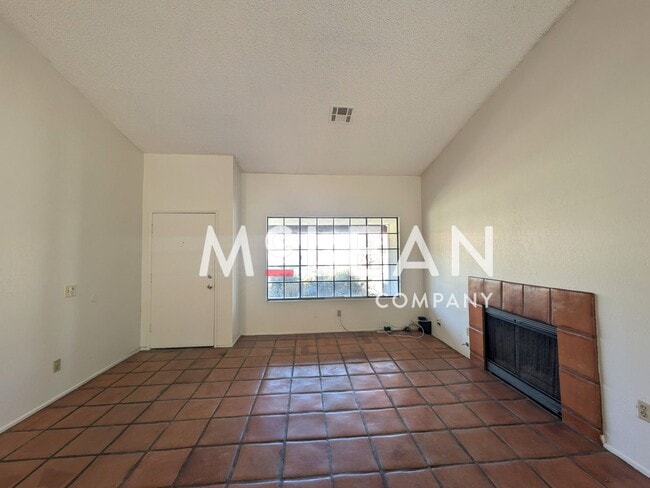 Foto del edificio - Charming 3-Bedroom Home for Lease in Cathe...