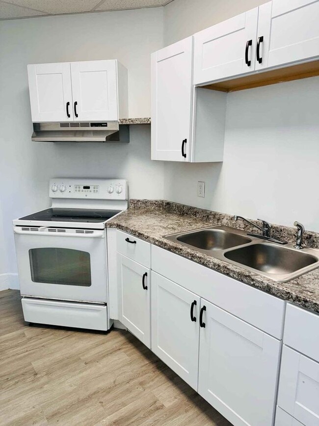 Building Photo - 14 Willow St