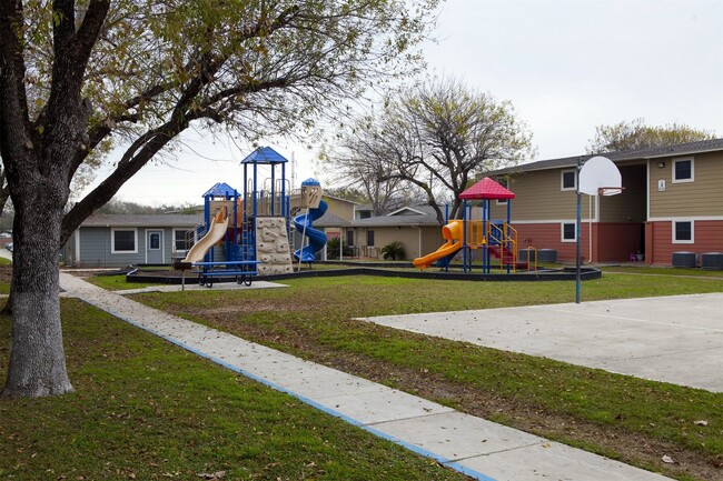 Building Photo - 5635 W César E Chávez Blvd