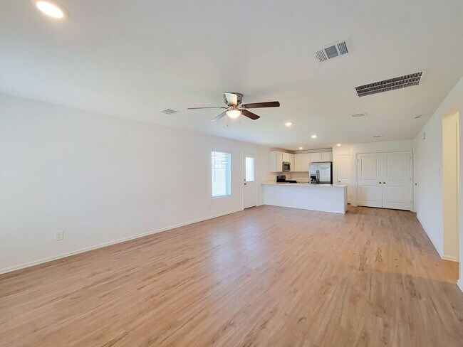 Foto del edificio - This single-story home has a comfortable layout with three bedrooms and a living area all on one ...
