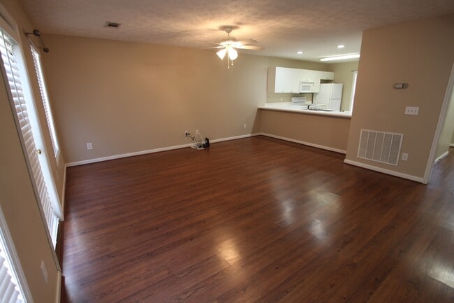 Building Photo - 3bed/3bath Donahue Crossing Condominiums A...
