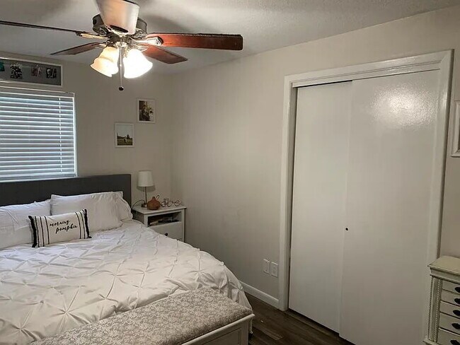 Foto del edificio - Charming 3BR Home | Large Fenced Yard + Prime Location