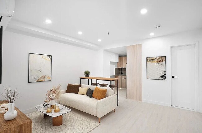 Foto del edificio - 243 E Broadway