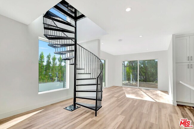 Building Photo - 4883 Avoca St