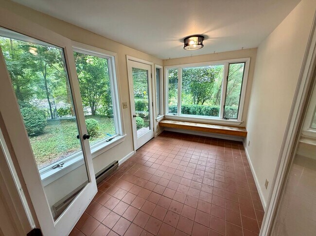 Foto del edificio - 325 Highland Rd