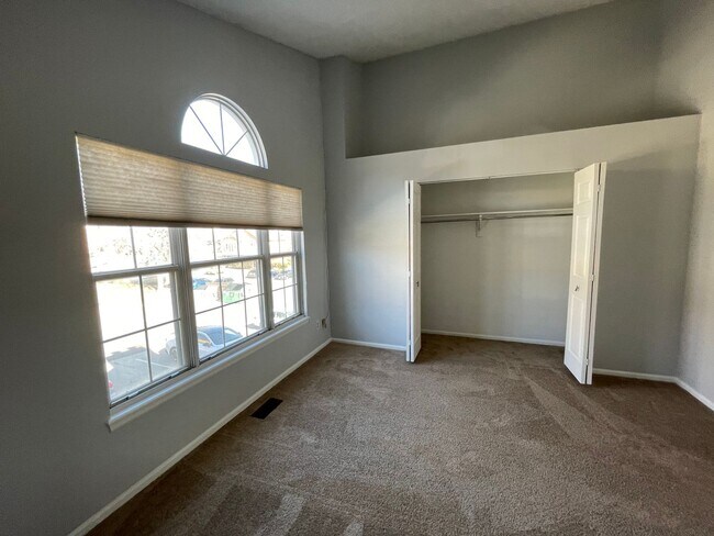 Building Photo - Louisville Town-home near downtown! Availa...