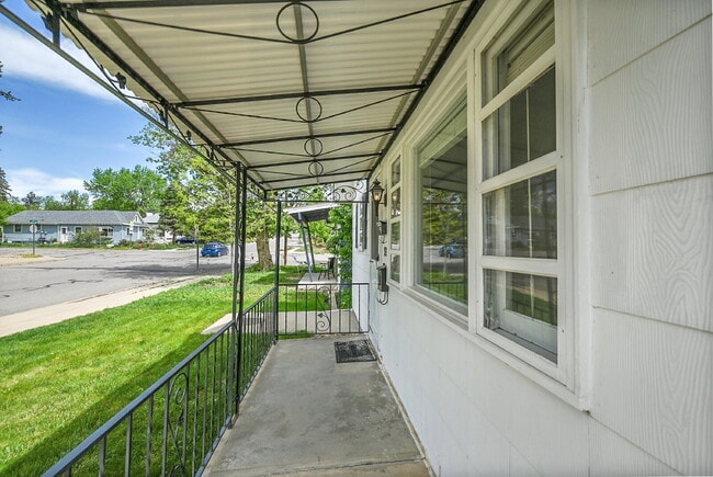 Building Photo - $3,500- Location! 2 Bed 2.5 Bath 2 Non-Con...