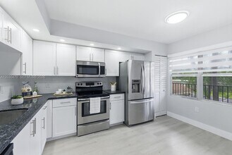 Building Photo - 550 SW 138th Ave