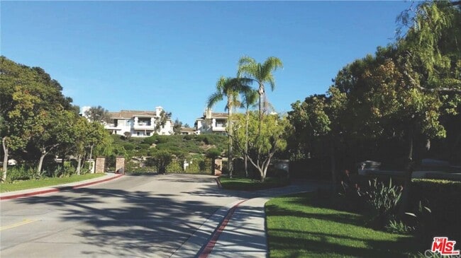 Building Photo - 1055 S Dewcrest Dr