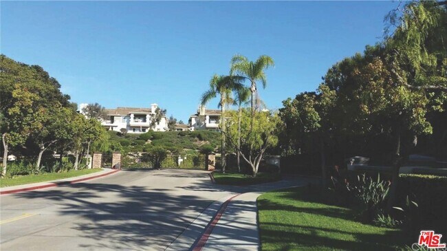 Foto del edificio - 1055 S Dewcrest Dr