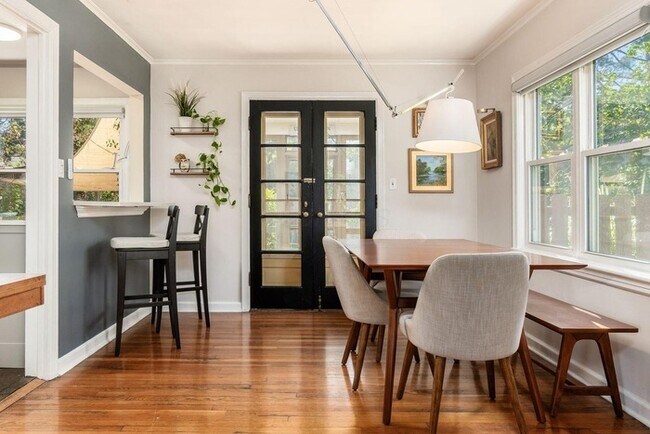 Foto del edificio - Spacious 4BR Home with Finished Lower Level & Fenced Yard in Upper Arlington