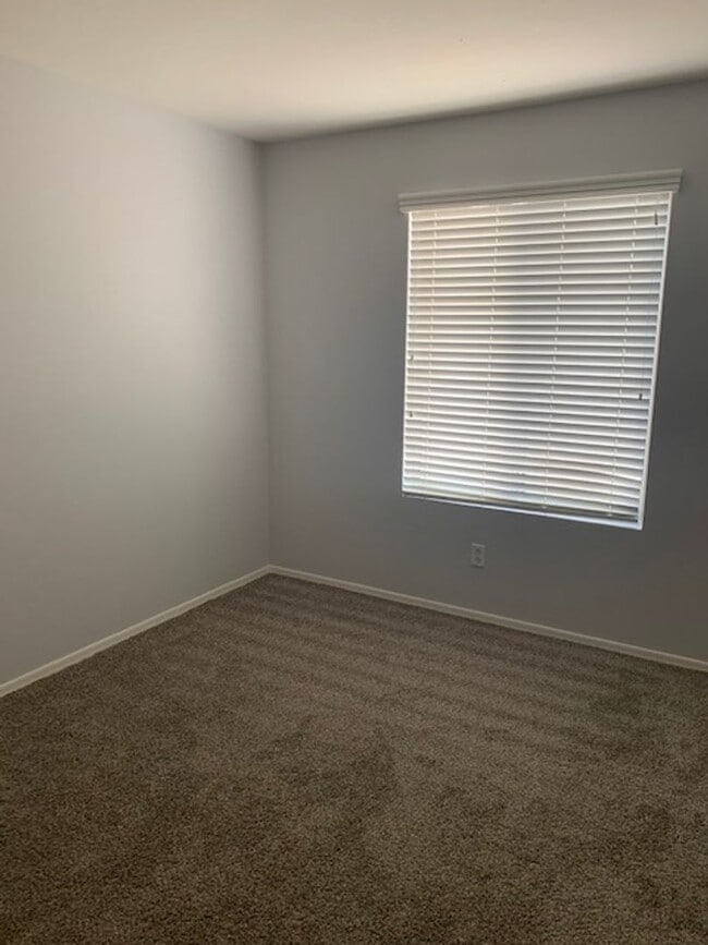 Building Photo - 4 bedroom at Signal Butte/Southern
