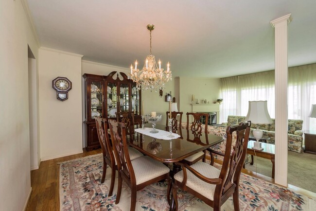 Comedor - 119 Woodlake Dr W