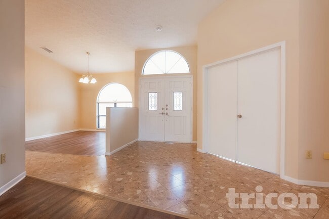 Building Photo - 1808 S Golfview Dr